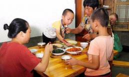 “Nuôi dạy con trên bàn ăn” quyết định tương lai của trẻ, khi trẻ có ba hành vi này, cha mẹ cần lưu ý