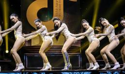 Chi Pu đốt cháy sân khấu cuối năm với màn trình diễn đã mắt, đã tai