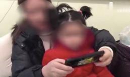 Bé gái 3 tuổi không thể duỗi thẳng ngón tay do bà cho chơi điện thoại quá nhiều