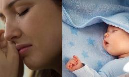 Mẹ dậy chuẩn bị làm đồ ăn sáng, quay lại nhìn thấy con đang ngủ với bố, mẹ đã bật khóc vì...