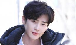 Mỹ nam Lee Jong Suk chính thức xuất ngũ, ngay lập tức leo lên hot search Weibo