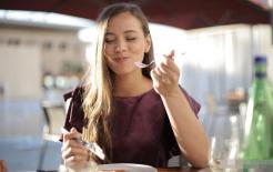 Ngủ nhanh trong 10 phút: 6 mẹo ăn uống giúp ngủ ngon