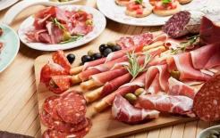 'Tạp chí Dinh dưỡng Lâm sàng Hoa Kỳ': Thường xuyên ăn thịt chế biến và đồ uống có ga làm tăng 58% nguy cơ tử vong do các bệnh tim mạch và mạch máu não