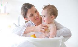 Tắm cho bé vào mùa đông mà không chú ý đến 4 chi tiết này chắc chắn con bạn sẽ bị cảm lạnh