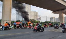  Xe đầu kéo bốc cháy dữ dội kèm tiếng nổ lớn trên xa lộ Hà Nội