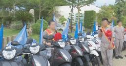 Công nhân xếp hàng 'cả cây số' nhận thưởng Tết toàn xe máy xịn