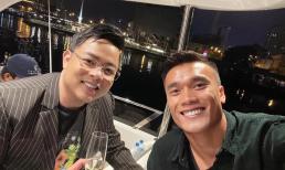 Quang Lê và thủ môn Bùi Tiến Dũng nhuộm lại màu tóc, vui vẻ check-in trên du thuyền