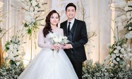 Ca sĩ Triệu Long hát trong đám cưới và gây xúc động với khoảnh khắc đón cô dâu bế con vào lễ đường