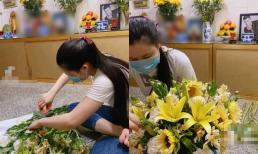 Hậu ồn ào chuyện gia đình, vợ cố ca sĩ Vân Quang Long lặng lẽ ngồi cắm hoa viếng chồng