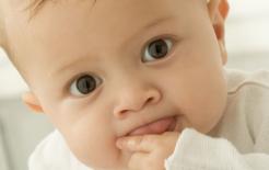 Ăn gì khi mang thai sẽ tốt cho sự phát triển của mắt và lông mi của thai nhi?