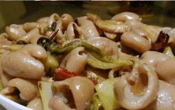 Món này rất bẩn không ai ăn, nhìn thấy bác sĩ cũng không thèm ăn, nhưng nhiều người coi nó như 'món cao lương mỹ vị'