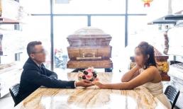 Hết hồn với bộ ảnh cưới chụp bên quan tài của một cặp đôi trẻ