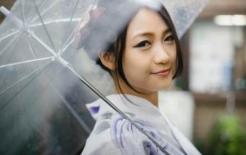 Tại sao phụ nữ Nhật Bản luôn yêu thích những chiếc ô trong suốt? Cô gái nhật nói điều này