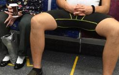 Bất kể đứng hay ngồi, tại sao đàn ông luôn mở rộng chân?