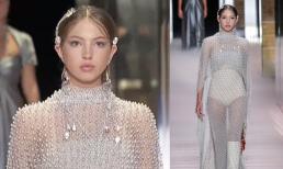 Ái nữ huyền thoại làng mẫu Kate Moss khoe nhan sắc nữ thần ở tuổi 18 khi cùng mẹ lên sàn diễn
