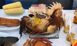 Cô gái đăng ảnh mâm gà cúng còn lông vì vặt trụi sợ 'gà ngại', dân tình nhanh chóng vào trách 