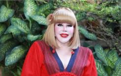 Nữ doanh nhân giàu có 81 tuổi từng phẫu thuật thẩm mỹ để trở thành 'búp bê Barbie' và bị chế giễu! Nay bà bị ung thư phải ngồi xe lăn đi mua sắm