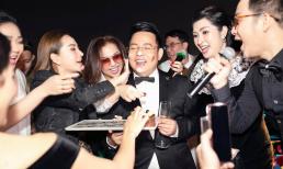 Ca sĩ Quang Lê bị bạn bè bôi bánh kem kín mặt trong ngày sinh nhật 