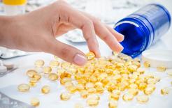 Phụ nữ dùng vitamin E để làm đẹp, nên uống trước khi đi ngủ hay dùng để lau mặt sẽ tốt hơn?