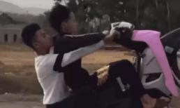 Bạn đòi đổi lái khi đang bốc đầu xe máy, 'quái xế' gặp cái kết đo đường đầy đau đớn