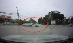 Ô tô 16 chỗ phớt lờ tín hiệu CSGT suýt khiến người đi xe máy mất Tết