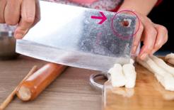 Bạn có biết lỗ tròn trên dao làm bếp dùng để làm gì không? Hoá ra nó có 3 công năng 'thần kỳ' này mà nhiều người không hề biết