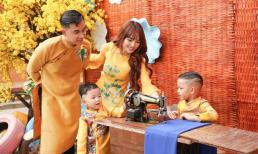 Gia đình Lê Hoàng (The Men) diện áo dài, rạng rỡ đi chơi trên phố ngày Tết