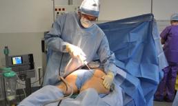 Tỉnh dậy sau ca phẫu thuật ngực, người phụ nữ hốt hoảng khi thấy các bác sĩ đã làm kích thước 'vòng ba' quá lớn