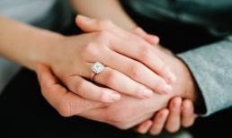 Người đàn ông cầu hôn bạn gái với chiếc nhẫn lấy cắp từ vợ cũ và cái kết bất ngờ