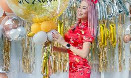 Diện sườn xám đỏ rực, Hoa hậu Xuân Nguyễn đón tuổi mới bên gia đình trong ngày đầu năm