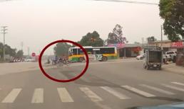 Vượt đèn đỏ giữa ngã tư, 2 thanh niên gây ra vụ va chạm nghiêm trọng 