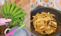 Tận dụng chuối xanh chưa chín khi hạ bàn thờ, bà mẹ đảm làm món khiến bọn trẻ thích mê 