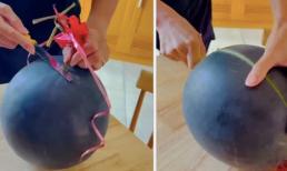 Bổ trái dưa hấu sau mấy ngày Tết, cô gái bất ngờ vì cảnh tượng bên trong 