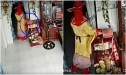 'Thần tài' rởm bẽ mặt khi vào nhà múa lấy may, móc trộm ví tiền thì bị camera phát hiện
