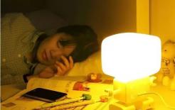 Khi ngủ ban đêm, nếu để điện thoại đầu giường sẽ có 4 tác hại, đặc biệt là tác hại đầu tiên, rất hại