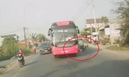 Xe khách phóng như bay, lấn làn đâm trúng thanh niên chạy xe máy hướng ngược chiều