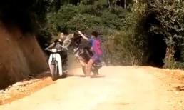 'Quái xế' có pha bốc đầu xe máy 'vả' thẳng vào mặt thanh niên chạy ngược chiều