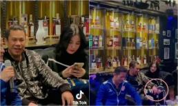 Đức Huy đưa Cẩm Đan đi chơi cùng hội bạn thân, bàn tay đặt lên 'tình trẻ' cực thân mật