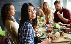 Điểm danh 6 nghi thức ăn uống kỳ lạ trên thế giới: một số ăn tối muộn, một số đánh rắm sau bữa ăn để bày tỏ sự hài lòng