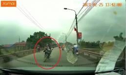 Cô gái dựng xe máy, ngồi vắt chân giữa đường với thái độ bất cần khiến nhiều người ngán ngẩm