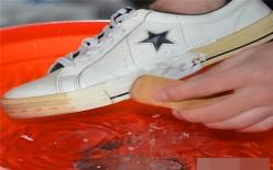 Đừng vứt bỏ đôi giày trắng nếu chúng bị bẩn hoặc ố vàng. Hãy học một vài mẹo nhỏ, dù bẩn đến đâu, bạn cũng có thể giải quyết được