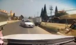 Khoảnh khắc xế hộp lấn làn, húc xe tải lật ngửa trên quốc lộ