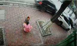 Tài xế xe Ford lao lên vỉa hè đâm trúng đuôi 2 ô tô đang dừng đỗ rồi nhấn ga bỏ đi gây bức xúc