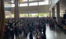 Cảnh tượng biển người chen chúc chờ cáp treo lên núi Bà Đen khiến dân tình choáng ngợp