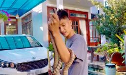 Mạc Văn Khoa tay không bắt rắn khiến người xem hãi hùng