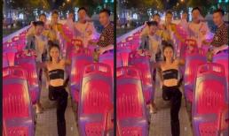 Dạo phố Sài Gòn bằng xe buýt mui trần, Ngọc Trinh cao hứng trổ tài xoạc chân đáng nể