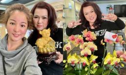 Thúy Nga tận tay mua heo vàng và hoa đến tặng 8/3 muộn cho bà xã danh hài Chí Tài