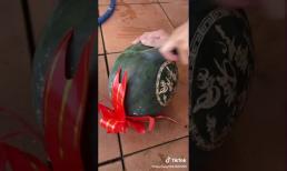 Cô gái gây tranh cãi khi bổ quả dưa hấu chưng Tết cả tháng mà vẫn tươi ngon 