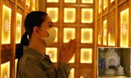 Lâm Khánh Chi lặng người khi đến viếng chuyên gia trang điểm Minh Lộc