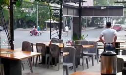 2 người phụ nữ dừng xe giữa ngã tư để buôn chuyện khiến tất cả phải lắc đầu ngao ngán